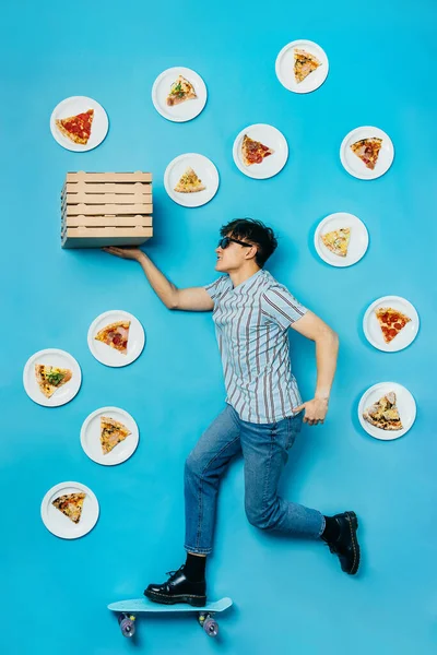 Концепція Доставки Піци Фото Стилі Поп Арт Хлопець Піцою Скейтборді — стокове фото