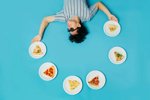 Young Man Juggles Pizza Slices Pizzeria Advertising Concept — ストック写真