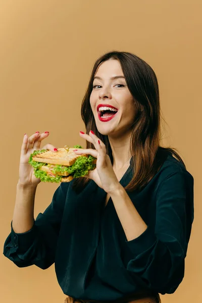 Mooie Jonge Vrouw Poseren Met Een Sandwich Een Gekleurde Achtergrond — Stockfoto