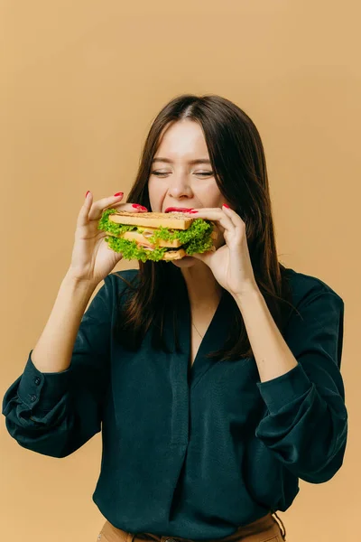 Beautiful Young Woman Posing Sandwich Colored Background — ストック写真