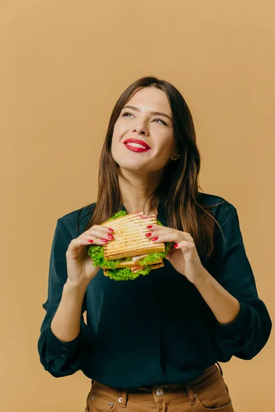 Beautiful Young Woman Posing Sandwich Colored Background — Stockfoto