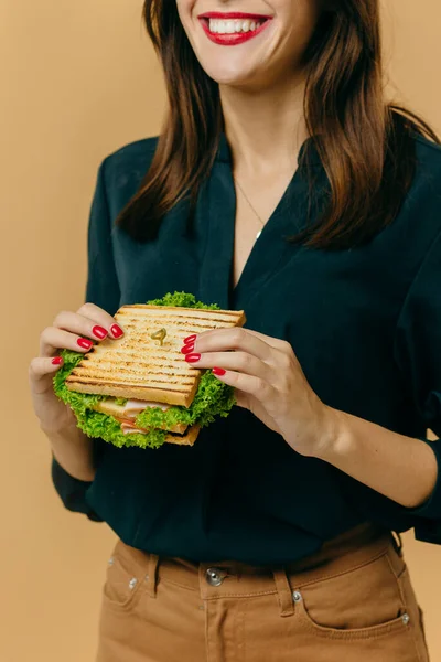 Beautiful Young Woman Posing Sandwich Colored Background — ストック写真