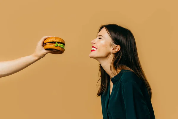 Fast Food Advertising Concept Girl Burger Colored Background — ストック写真