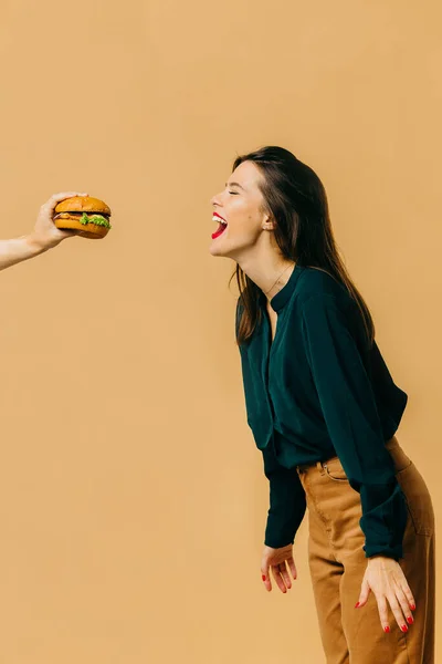 Conceito Publicidade Fast Food Uma Menina Com Hambúrguer Fundo Colorido — Fotografia de Stock