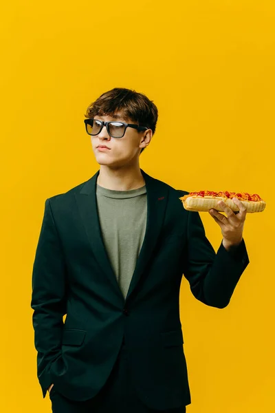 Bello Elegante Giovane Uomo Posa Sfondo Colorato Con Hotdog — Foto Stock