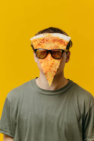 Pizza Man Guy Piece Pizza His Face Poses Colored Background — Fotografia de Stock