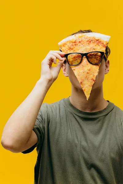 Pizza Man Guy Piece Pizza His Face Poses Colored Background — ストック写真