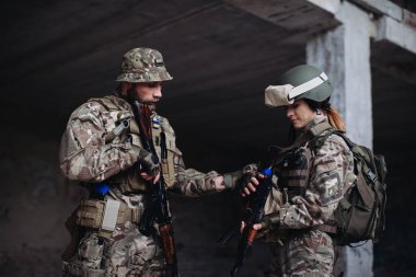 Tam teçhizatlı ve silahlı Ukraynalı askerler mola verirken ekipmanlarını kontrol ediyorlar.