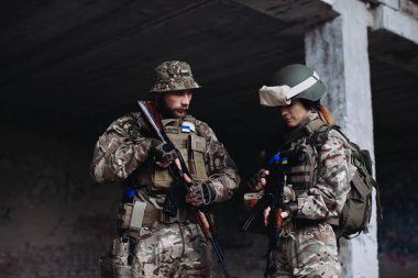 Tam teçhizatlı ve silahlı Ukraynalı askerler mola verirken ekipmanlarını kontrol ediyorlar.