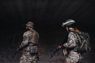Bir erkek ve bir kadın silah arkadaşıdır.