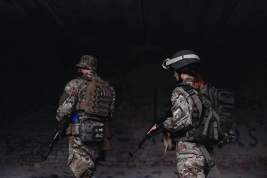 Bir erkek ve bir kadın silah arkadaşıdır.