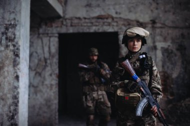 Ukrayna ordusu pozisyonlarını koruyor. Savaşta silah arkadaşı ve kadın..