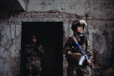 Ukrayna ordusu pozisyonlarını koruyor. Savaşta silah arkadaşı ve kadın..