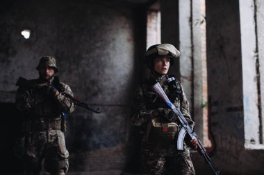 Ukrayna ordusu pozisyonlarını koruyor. Savaşta silah arkadaşı ve kadın..