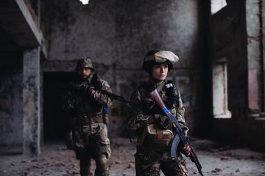 Ukrayna ordusu pozisyonlarını koruyor. Savaşta silah arkadaşı ve kadın..
