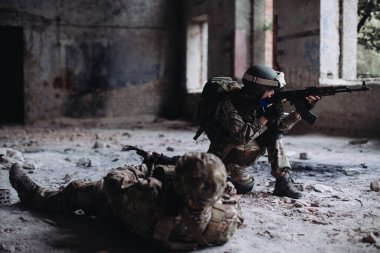 Ukrayna ordusu pozisyonlarını koruyor. Savaşta silah arkadaşı ve kadın..