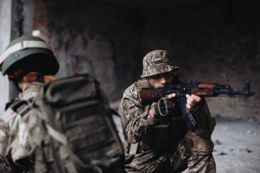 Ukrayna ordusu pozisyonlarını koruyor. Savaşta silah arkadaşı ve kadın..