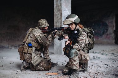 Ukrayna ordusu pozisyonlarını koruyor. Savaşta silah arkadaşı ve kadın..