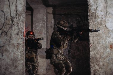 Savaş alanında Ukrayna askerleri. Özel kuvvetler bir savaş operasyonu yürütüyor..