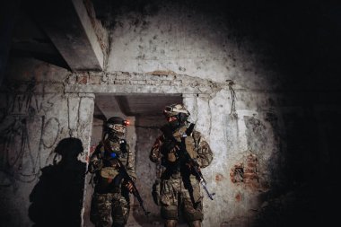 Savaş alanında Ukrayna askerleri. Özel kuvvetler düşman topraklarında keşif yapıyor..