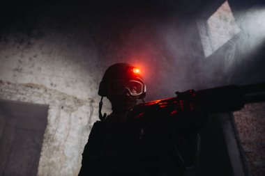 Ukraynalı Kadın, elinde silah olan bir asker, düşmana nişan alır.