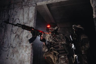 Savaş alanında Ukrayna askerleri. Özel kuvvetler düşman topraklarında keşif yapıyor..