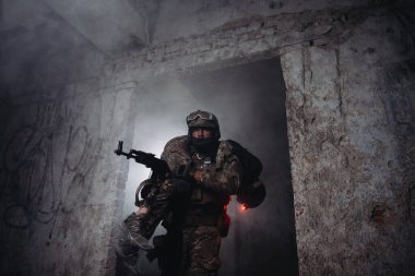 Yaralı bir askerin tahliyesi. Bir asker yaralı kardeşini savaş meydanından silah olarak taşır..