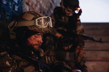 Silah arkadaşları Ukrayna bayrağının arka planında dinleniyor