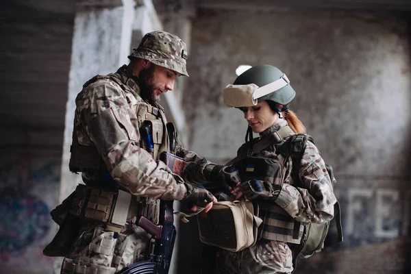 Teljesen Felszerelt Fegyveres Ukrán Katonák Ellenőrzik Felszerelésüket Miközben Szünetet Tartanak — Stock Fotó