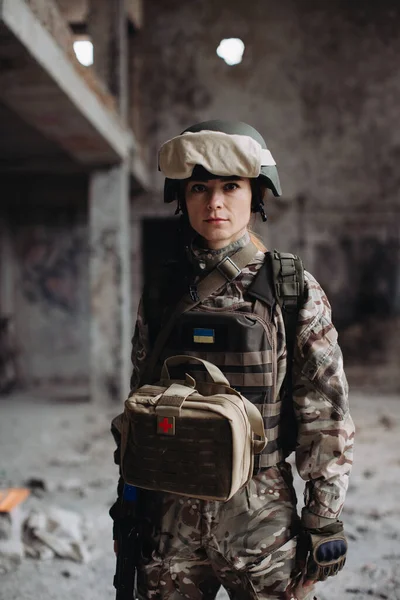 Портрет Військової Жінки Зруйнованій Будівлі — стокове фото
