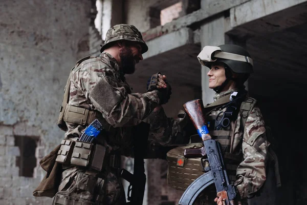 Ženský Voják Dává Plácačku Svému Bratrovi Zbrani — Stock fotografie