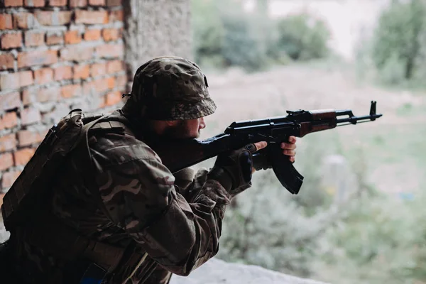 Savaştaki Asker Elinde Silahlarla Düşmana Nişan Alır — Stok fotoğraf
