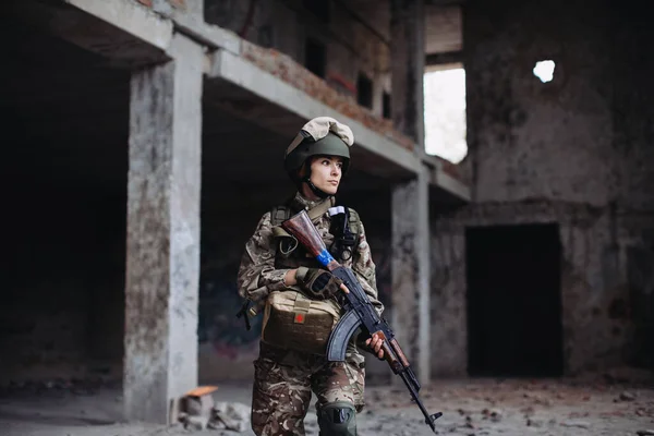 Ukrainska Woman Soldier Med Ett Vapen Händerna Förstörd Byggnad Krig — Stockfoto