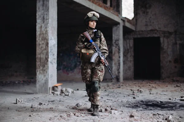 Mujer Soldado Ucraniana Con Arma Sus Manos Edificio Destruido Guerra — Foto de Stock