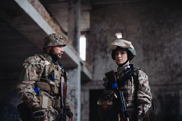 Plně Vybavené Ozbrojené Ukrajinské Vojáky Kontrolující Jejich Vybavení Při Přestávce — Stock fotografie
