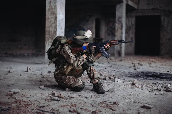 Den Ukrainske Kvinnelige Soldat Med Våpen Hendene Ødelagt Bygning Krig – stockfoto