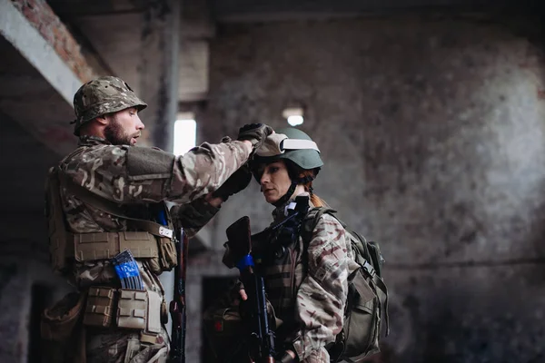Teljesen Felszerelt Fegyveres Ukrán Katonák Ellenőrzik Felszerelésüket Miközben Szünetet Tartanak — Stock Fotó