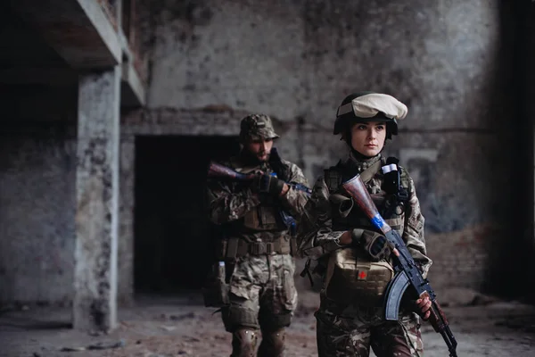Ukrainas Militär Försvarar Sina Ståndpunkter Vapenbröder Man Och Kvinna Krig — Stockfoto