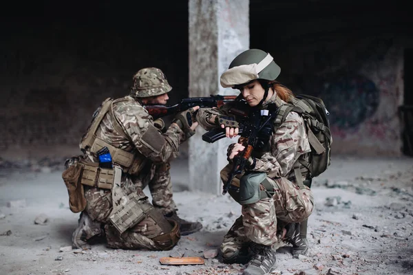 Det Ukrainske Militæret Forsvarer Sine Posisjoner Våpenbrødre Mann Kvinne Krig – stockfoto