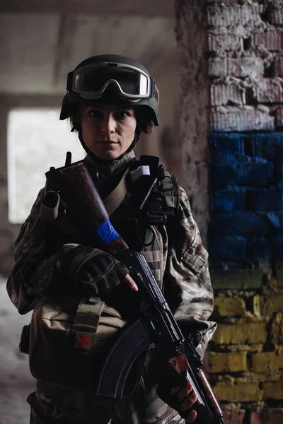 Militär Kvinnlig Soldat Mot Bakgrund Ukrainas Flagga Ukrainas Flagga Målad — Stockfoto