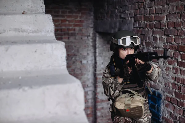 Mulher Ucraniana Soldado Guerra Com Uma Arma Nas Mãos Aponta — Fotografia de Stock