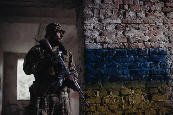 Ukrainian Military Man Weapon His Hands Stands Background Flag Ukraine — Stock Photo, Image