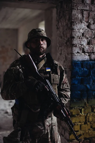 Elinde Silah Olan Ukraynalı Bir Asker Ukrayna Bayrağının Arka Planında — Stok fotoğraf