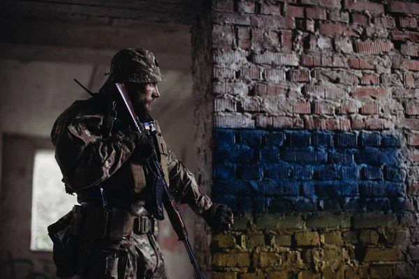 Украинский Военный Оружием Руках Стоит Фоне Флага Украины Флаг Украины — стоковое фото