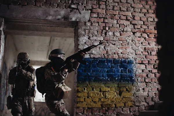 Украинские Солдаты Войне Оружием Руках Флаг Украины Расписан Кирпичной Стене — стоковое фото