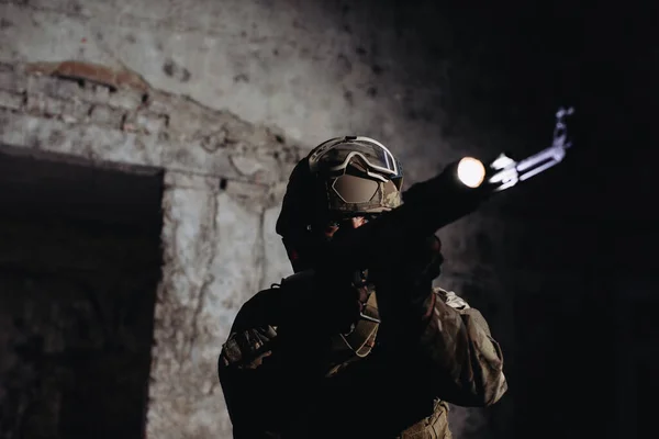 Savaş Alanında Ukrayna Askerleri Özel Kuvvetler Bir Savaş Operasyonu Yürütüyor — Stok fotoğraf