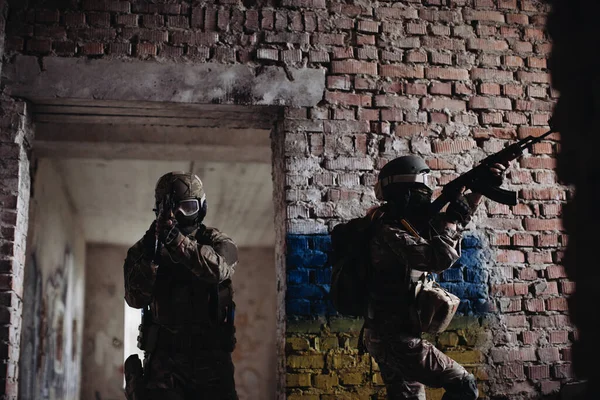 Savaş Alanında Ukrayna Askerleri Özel Kuvvetler Bir Savaş Operasyonu Yürütüyor — Stok fotoğraf