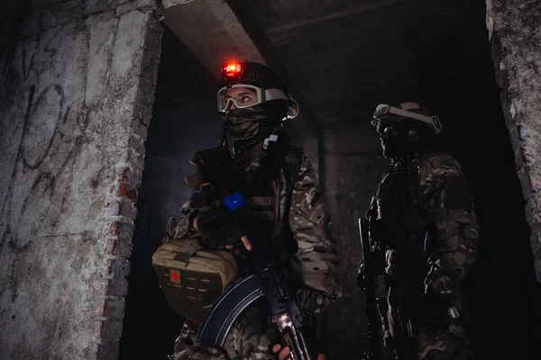Ukraińscy Żołnierze Polu Walki Siły Specjalne Przeprowadzają Rozpoznanie Terytorium Wroga — Zdjęcie stockowe