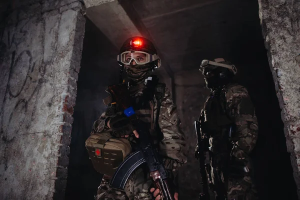 戦場でのウクライナ兵 特殊部隊は敵地偵察を行う — ストック写真