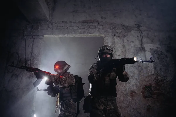 战场上的乌克兰士兵特种部队在敌方领土上进行侦察 — 图库照片